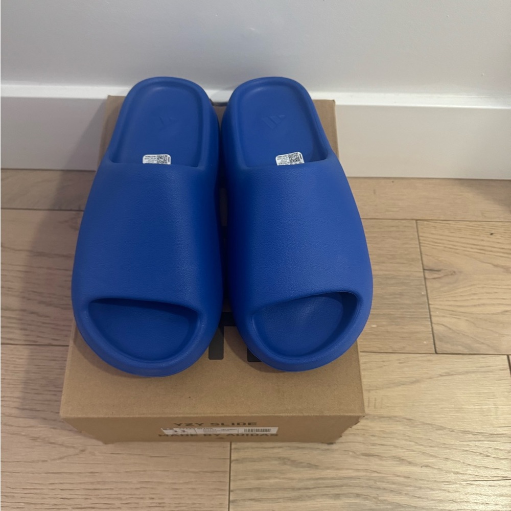 adidas Yeezy
YEEZY "Azure" slides